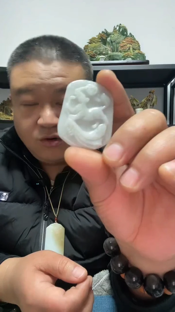 吊坠(赠链)未镶嵌翡翠生肖狗吊坠