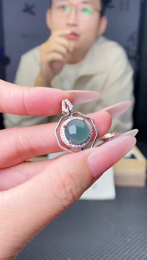 颈饰未镶嵌翡翠