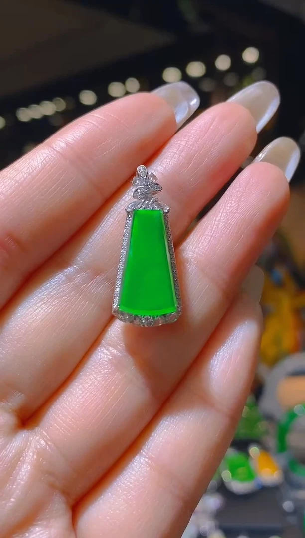 【闪购商品】翡翠吊坠(赠链)18K金镶嵌052