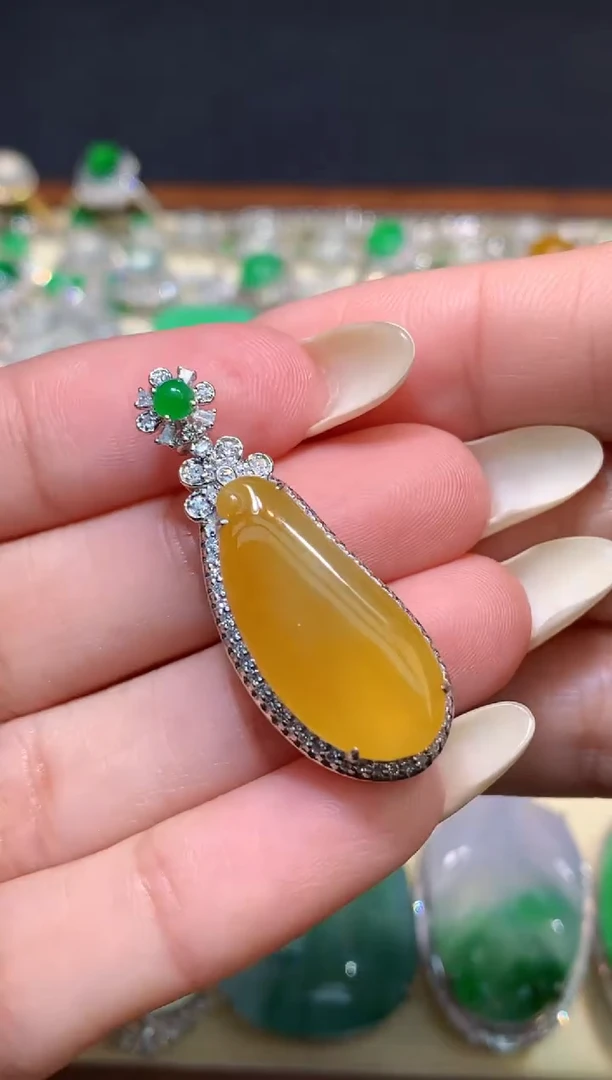 颈饰18K金镶嵌翡翠1