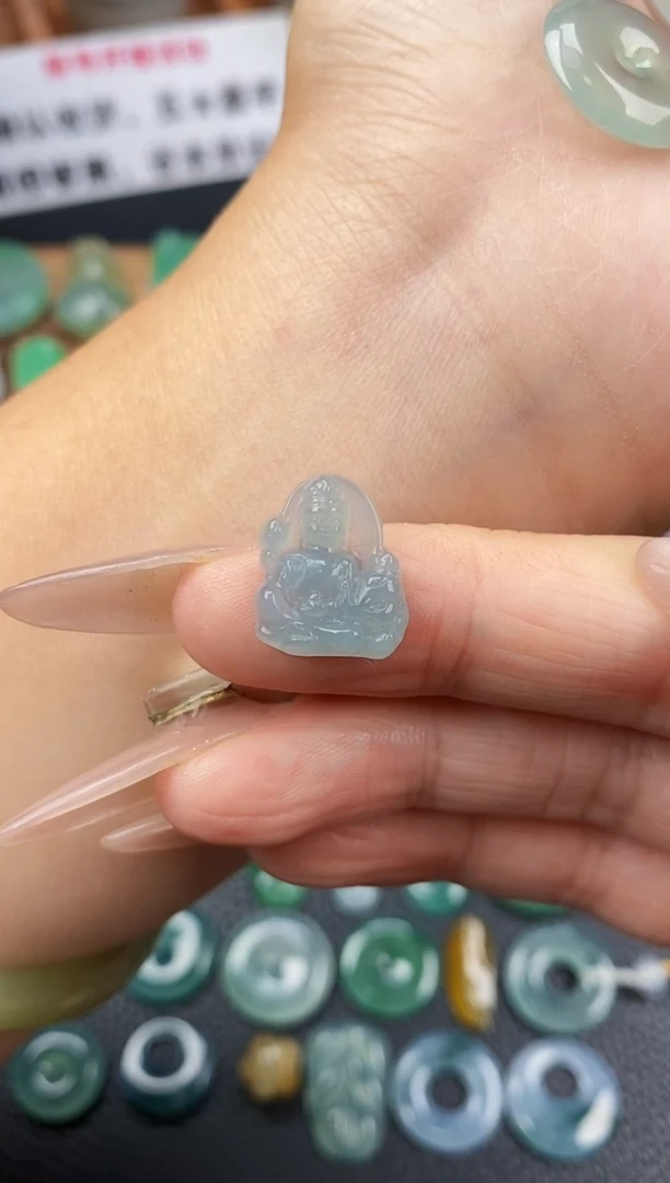 翡翠未镶嵌颈饰观音