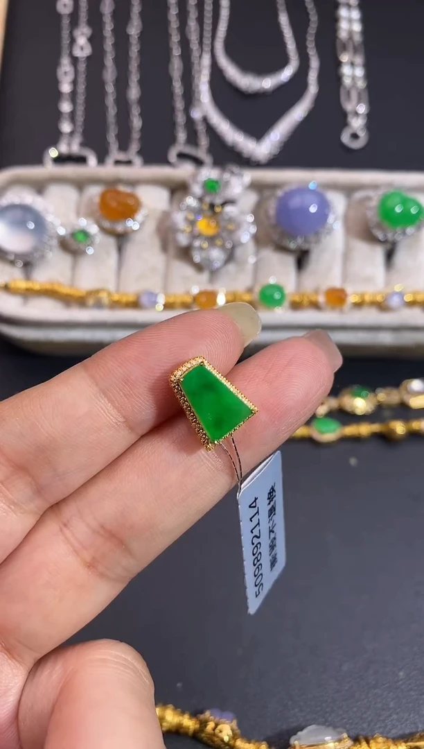 颈饰18K金镶嵌翡翠吊坠