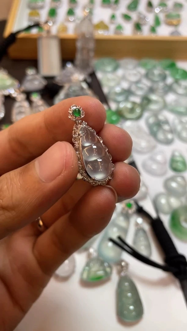 【闪购商品】翡翠吊坠(不含链)18K金镶嵌豆子