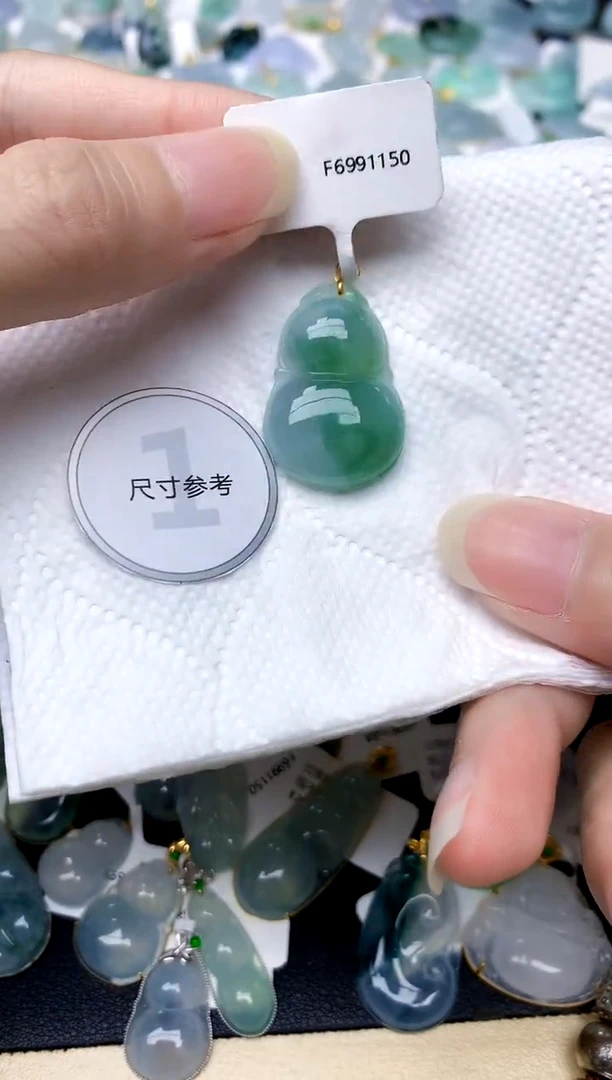 颈饰18K金镶嵌翡翠天然A货翡翠