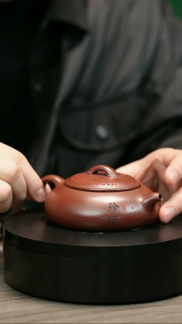 茶壶紫砂武*H2357李传荣刻绘乳瓢