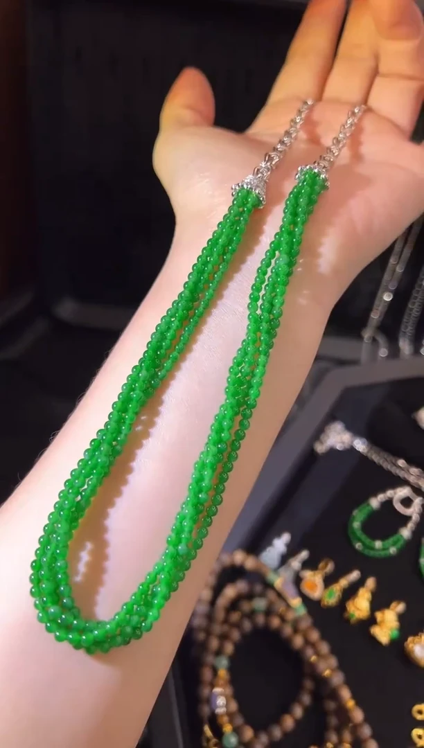 颈饰18K金镶嵌翡翠高冰正阳绿小米珠设计款项链