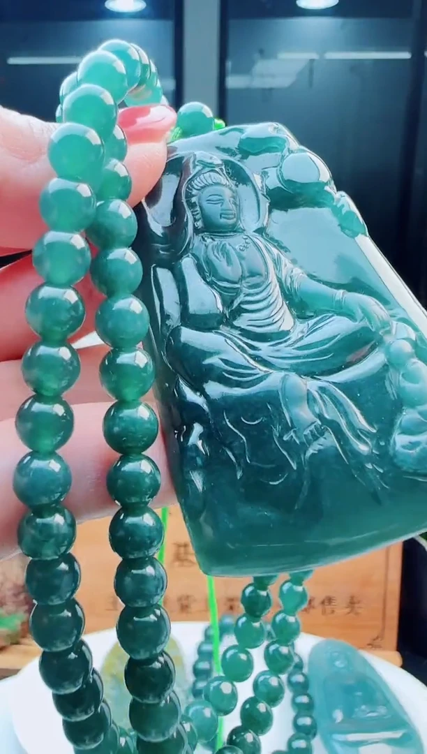 翡翠未镶嵌颈饰多样性发货其中一件