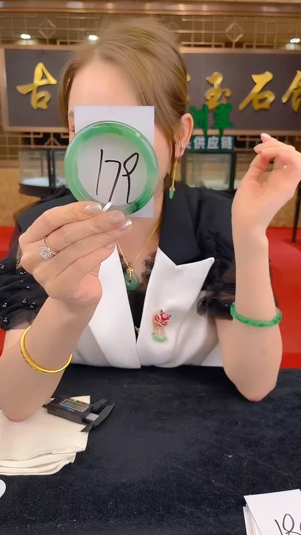 未镶嵌手镯石英质玉（非洲翠）微瑕介意勿拍
