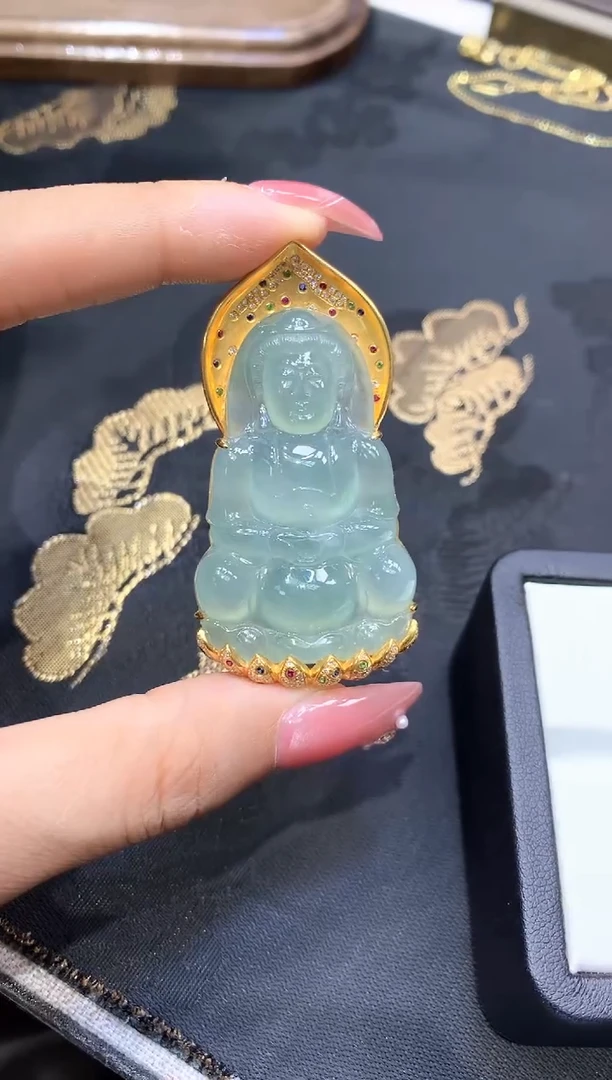 18K金镶嵌挂件翡翠观音