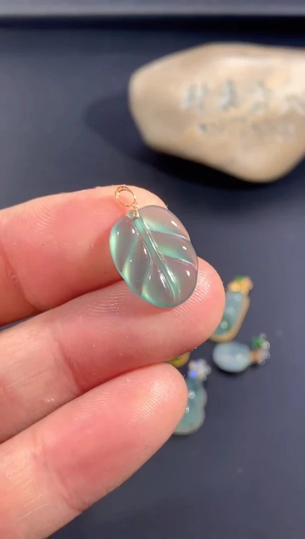 颈饰18K金镶嵌翡翠