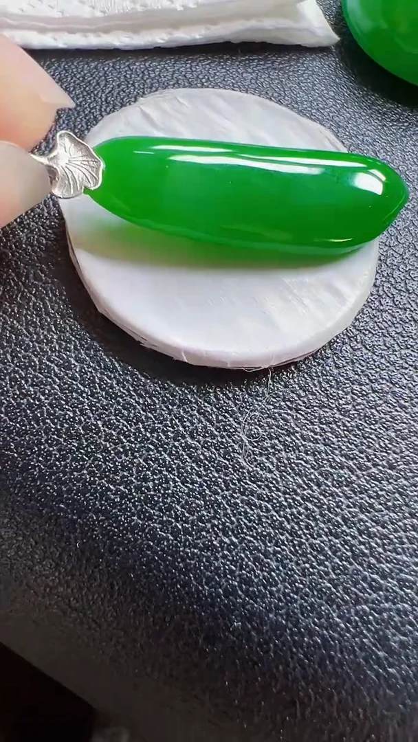 颈饰18K金镶嵌翡翠瓜