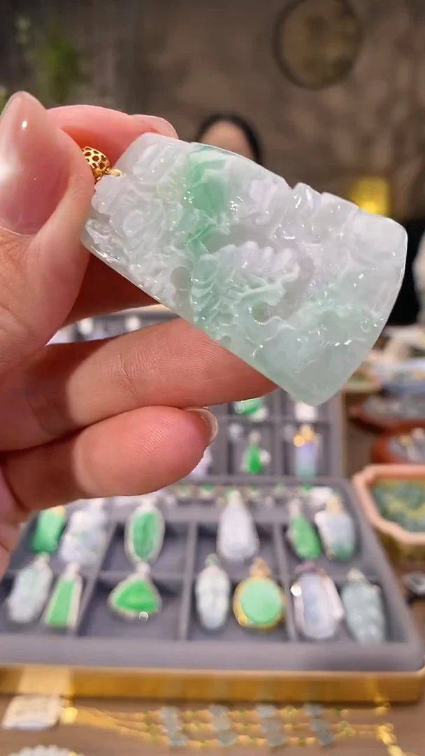 吊坠(不含链)18K金镶嵌翡翠山水