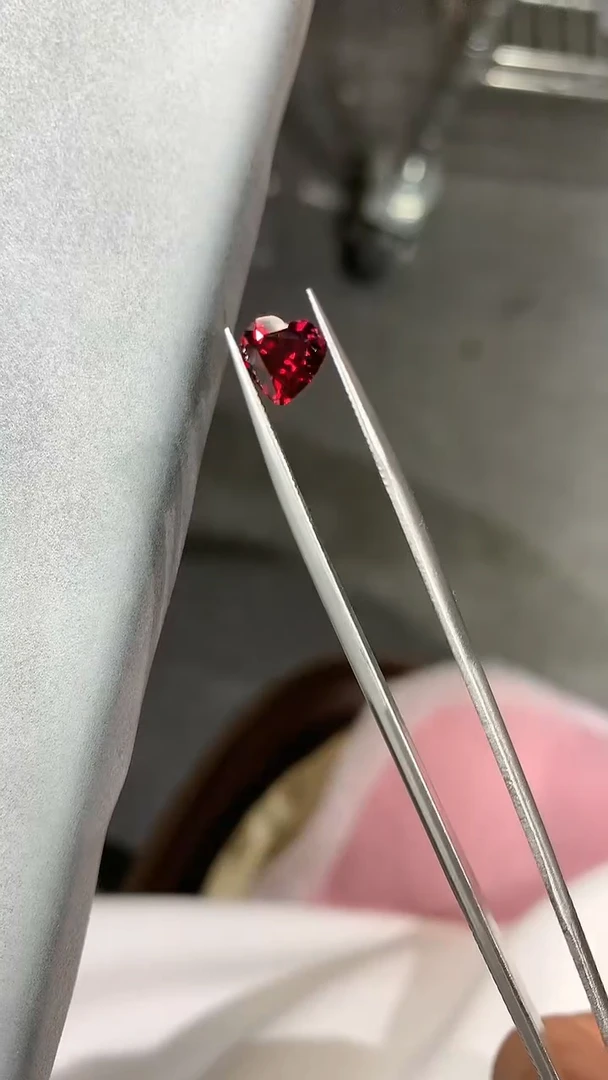 未镶嵌裸石石榴石石榴石裸石多样性发一颗