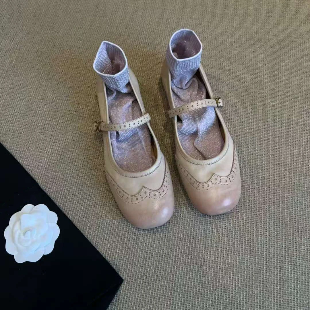 小牛皮版法式玛丽珍鞋女2025年超火粉色平底雕花简约一字扣带单鞋