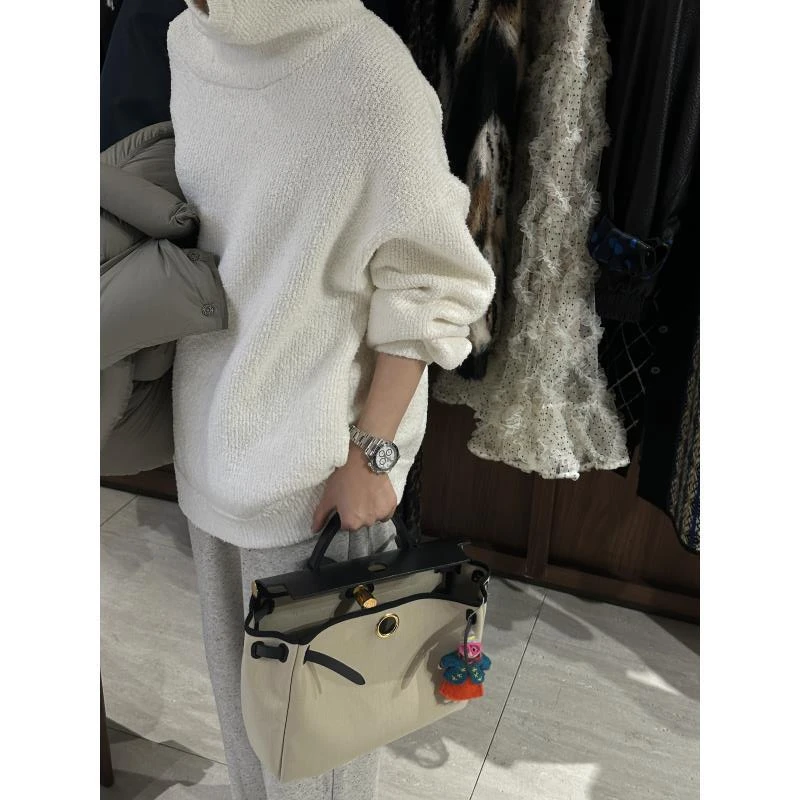 白色廓形高领带帽毛衣 J25MY172