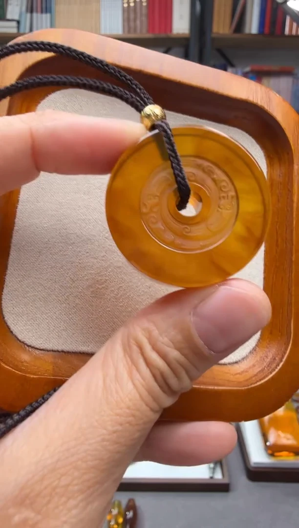 未镶嵌颈饰琥珀仿古双龙吊坠