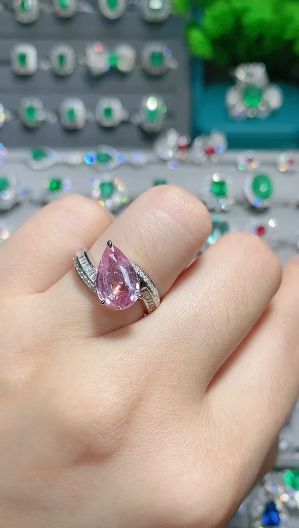 彩色蓝宝石18K金戒指18K金镶嵌.