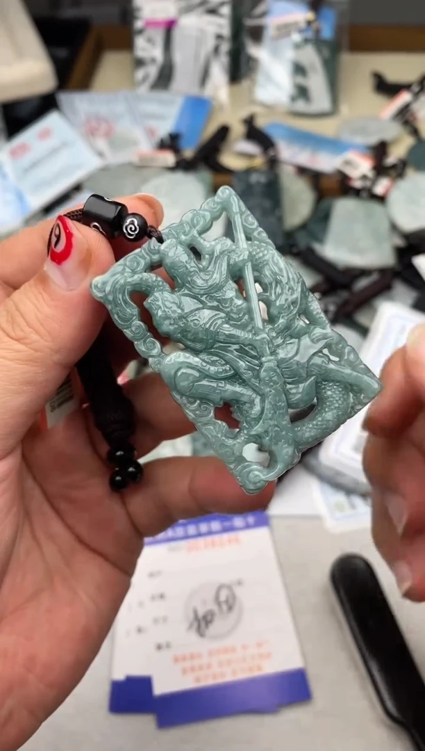 翡翠未镶嵌颈饰多样性发其一