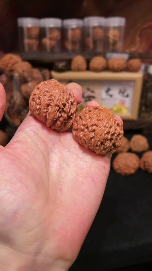 文玩核桃把件全品原桩对歪山地磨40mm