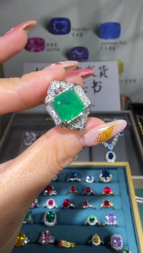 18K金镶嵌戒指祖母绿0