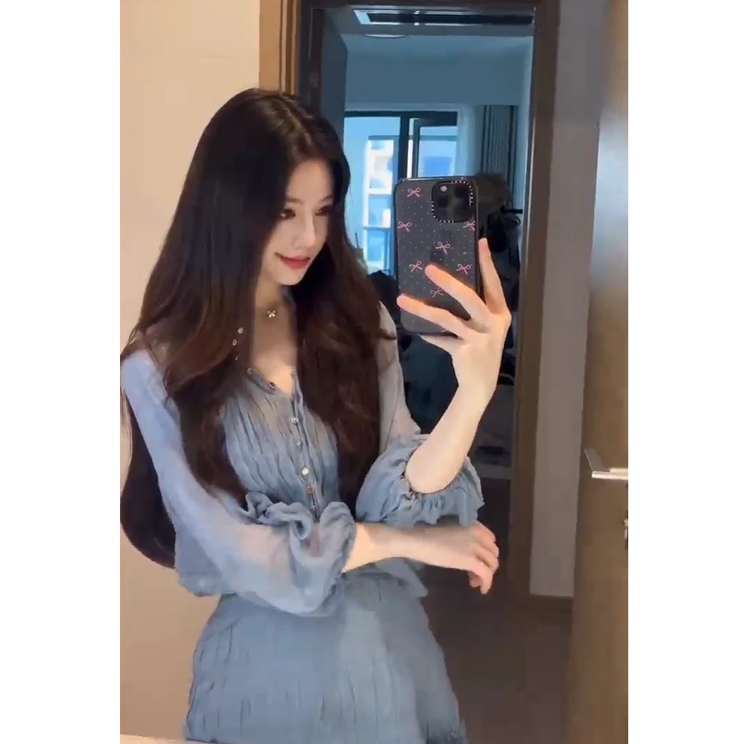 【姐姐来了】法式气质女神2025夏季性感V领减龄显瘦灯笼袖连衣裙子