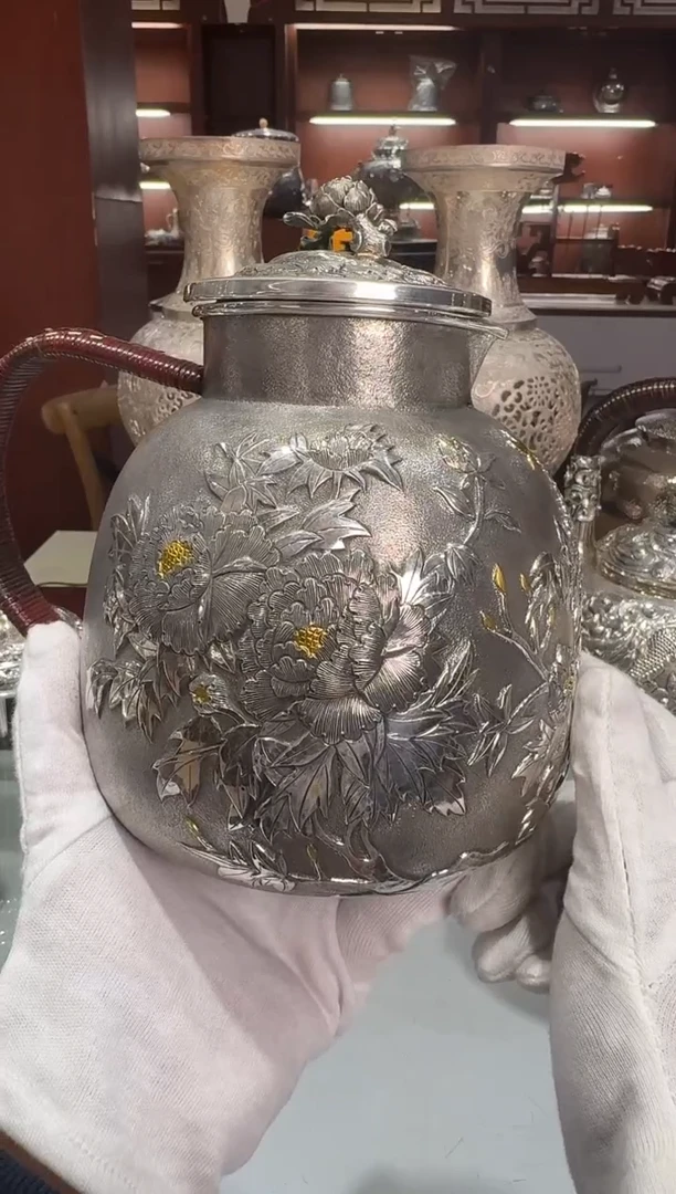 胖***妮足银精工手工牡丹鏨刻四季壶
