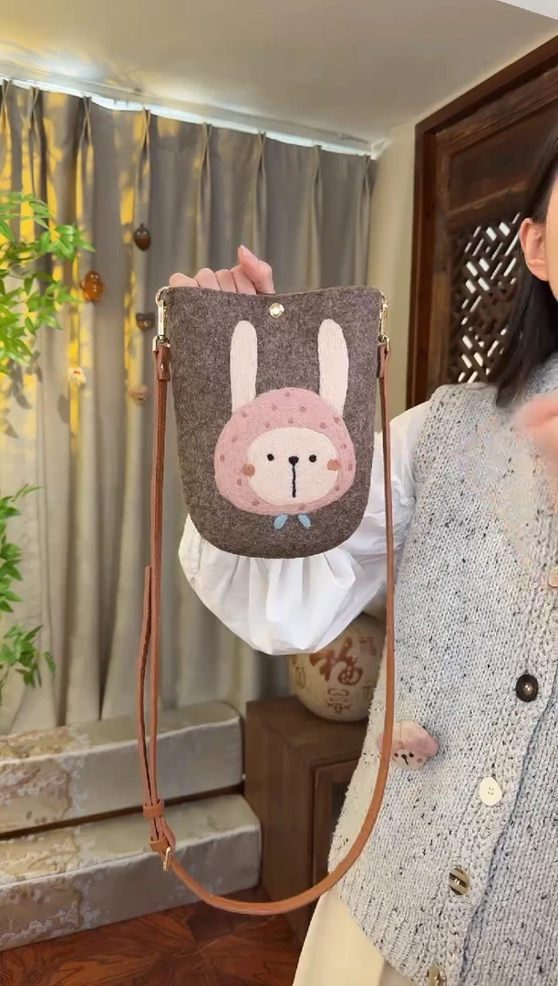 羊毛非遗羊毛毡包 手机包兔子