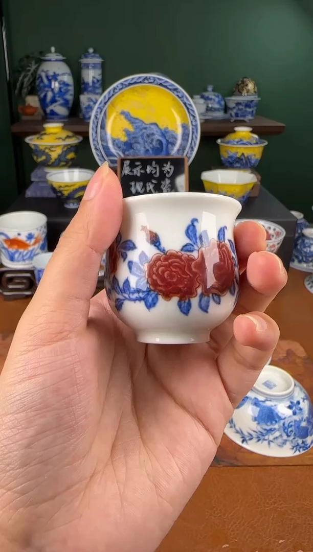 杯勤义堂。 青花釉里红玫瑰花。