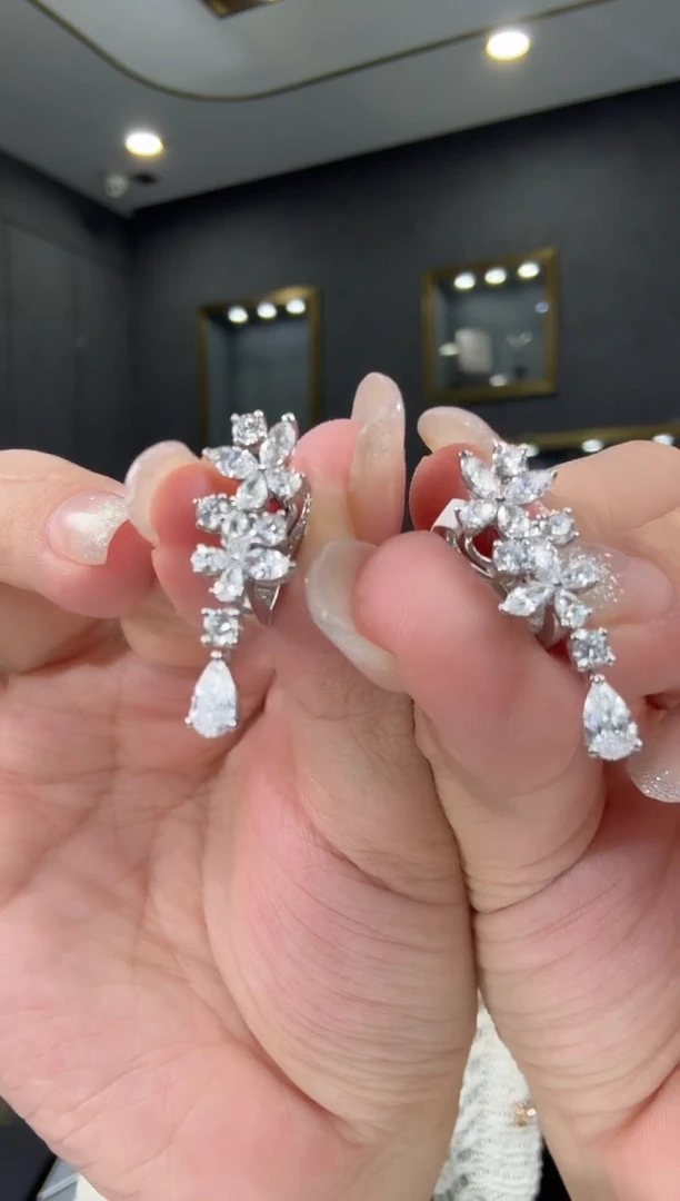 铂Pt950镶嵌实验室培育钻石耳饰