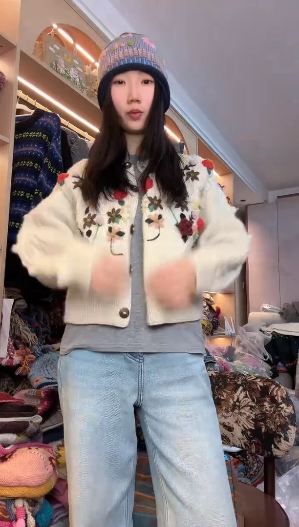 羊毛白色刺绣毛衣