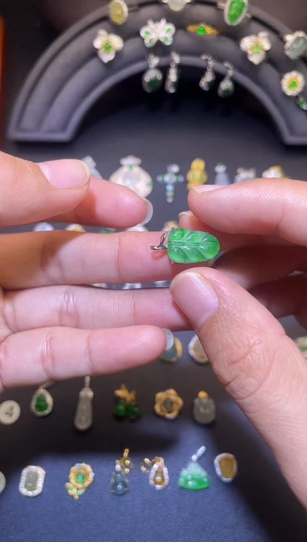 吊坠(不含链)18K金镶嵌翡翠1