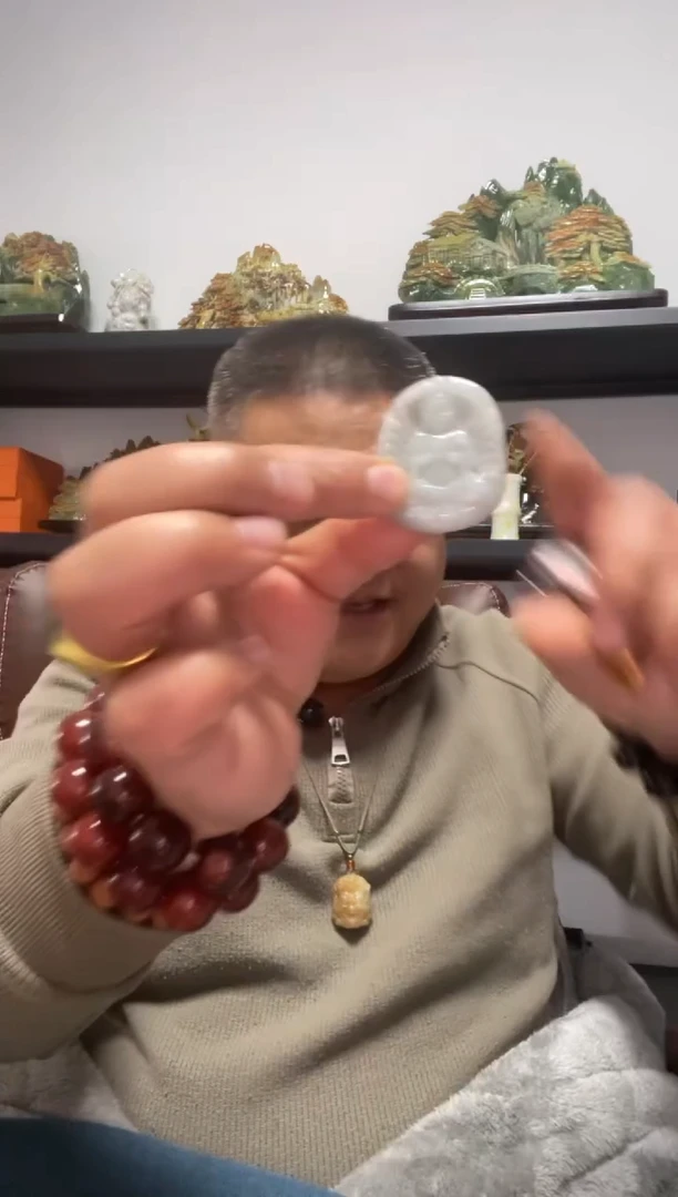 吊坠(赠链)未镶嵌翡翠千手观音吊坠