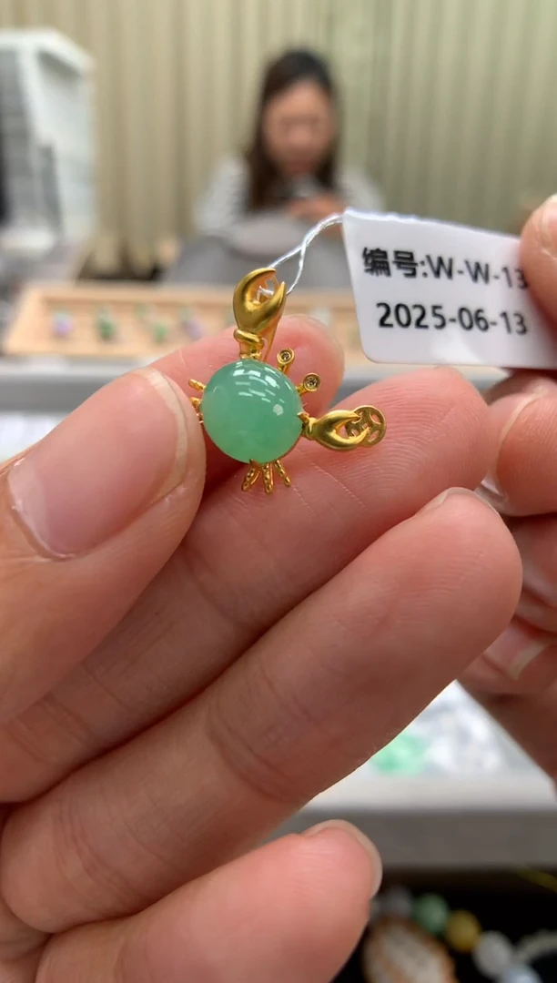 翡翠18K金镶嵌颈饰蛋面