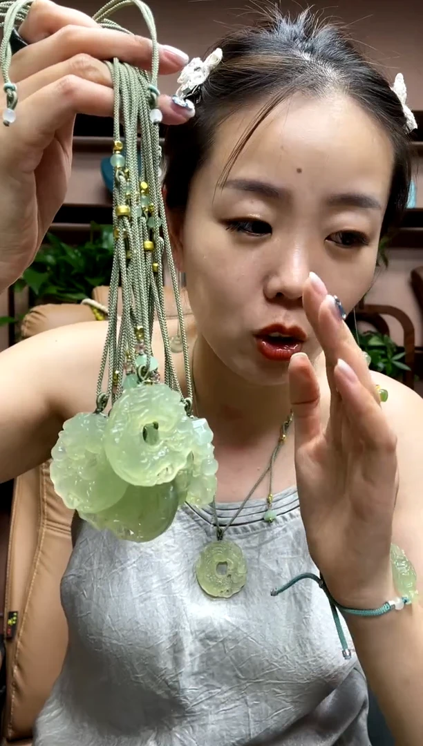 岫玉未镶嵌颈饰多样性发货发其中之一