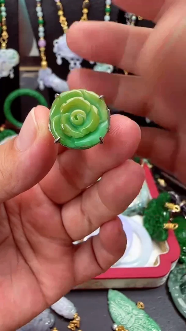 颈饰未镶嵌翡翠戒指