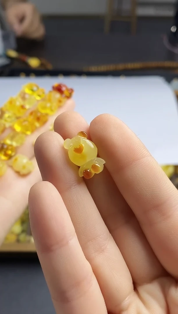 蜜蜡颈饰未镶嵌大*姣小熊