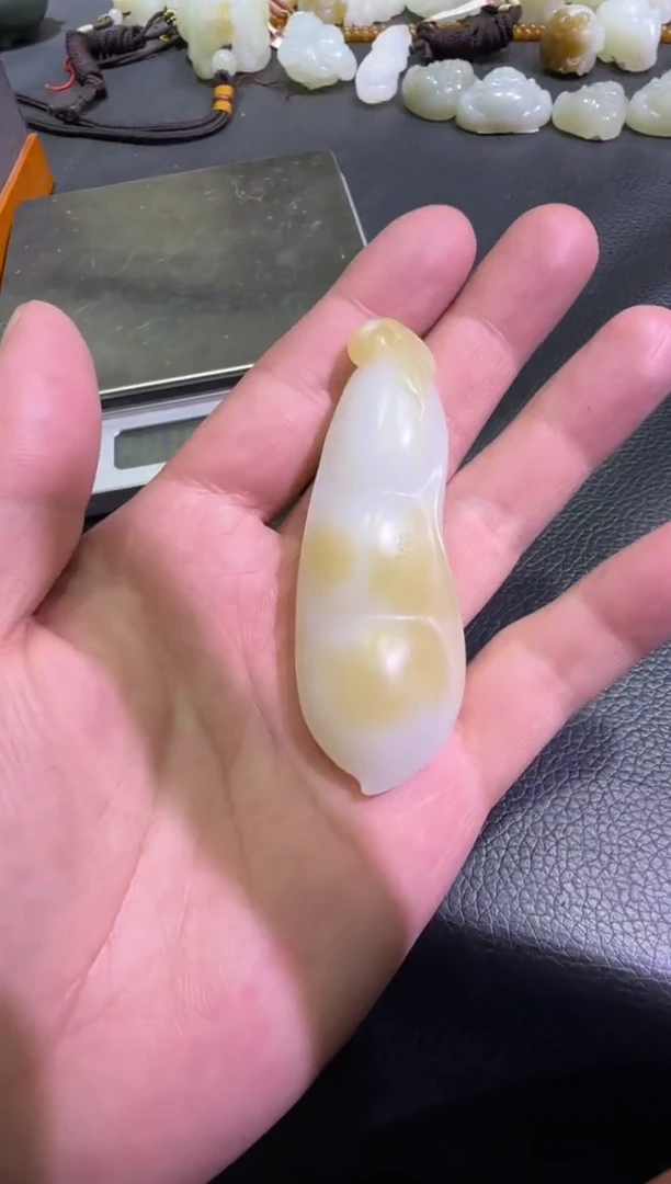 吊坠(赠链)未镶嵌和田玉金山糖白挂件（产地直发）