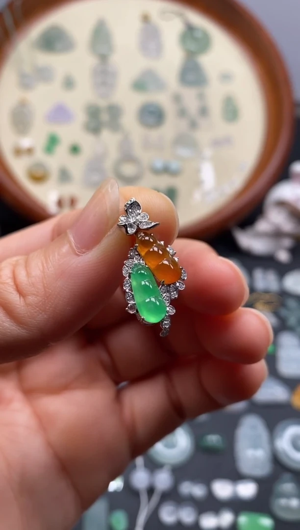 翡翠18K金镶嵌颈饰冰黄翡和緑豆子1对/芬