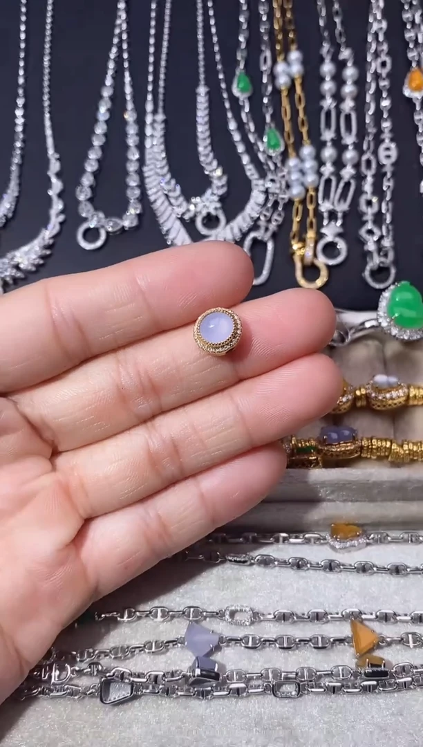 颈饰18K金镶嵌翡翠吊坠