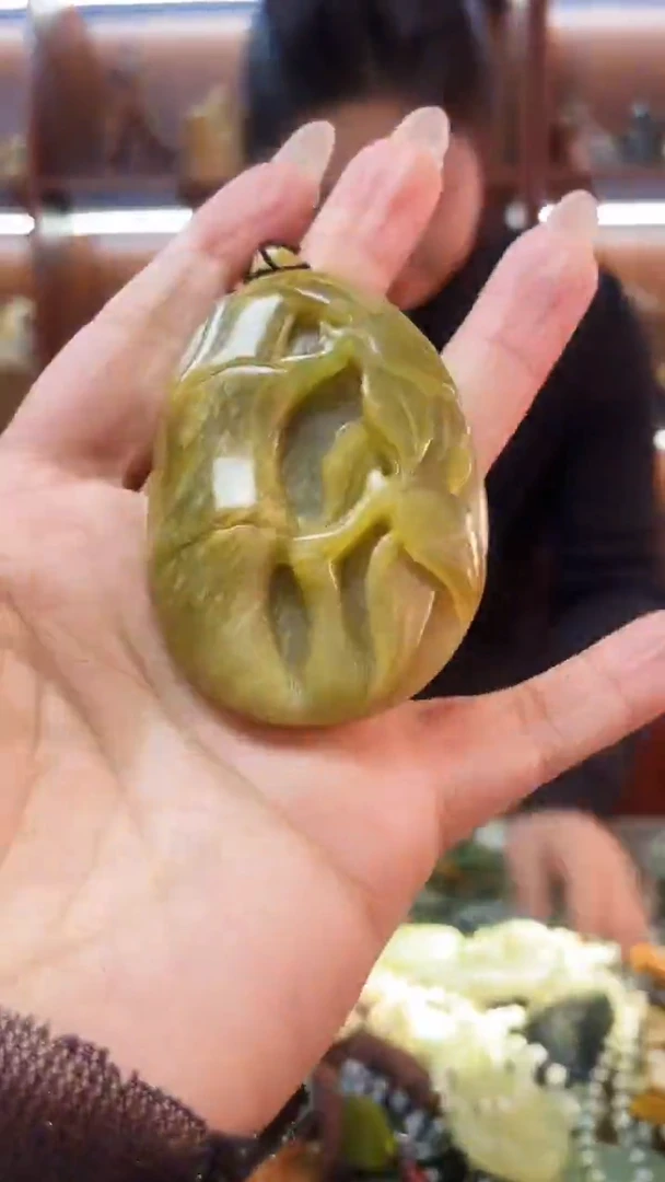 未镶嵌蛇纹石玉吊坠