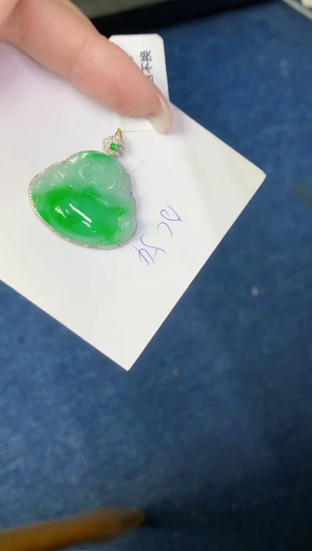翡翠18K金镶嵌颈饰缅甸天然翡翠A货