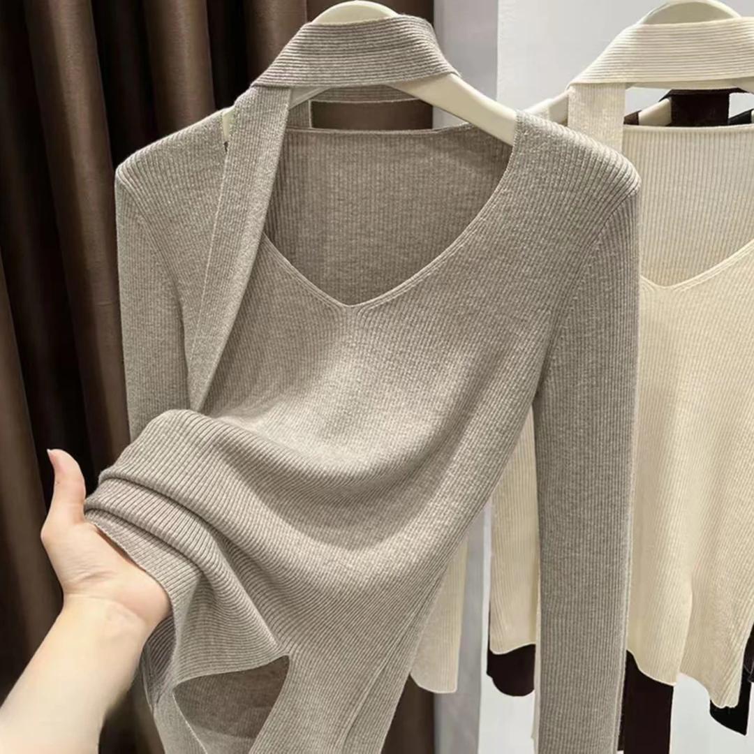 美拉德咖色针织打底衫女2025新款v领修身显瘦带围巾下摆开叉上衣