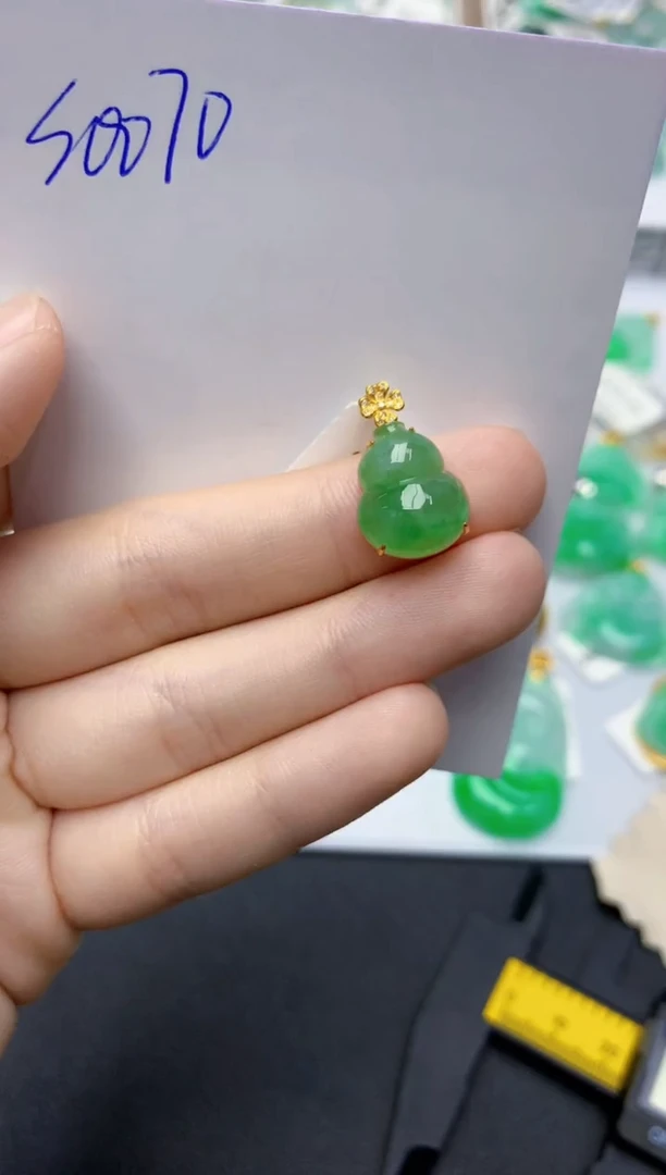 翡翠18K金镶嵌颈饰天然缅甸翡翠A货