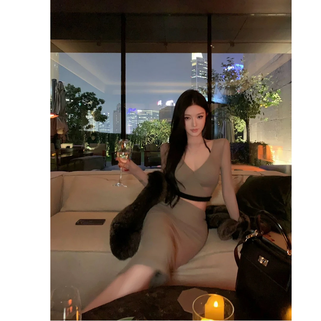 2026春季新款高级感纯欲性感深V领显瘦短款上衣配包臀半裙两件套