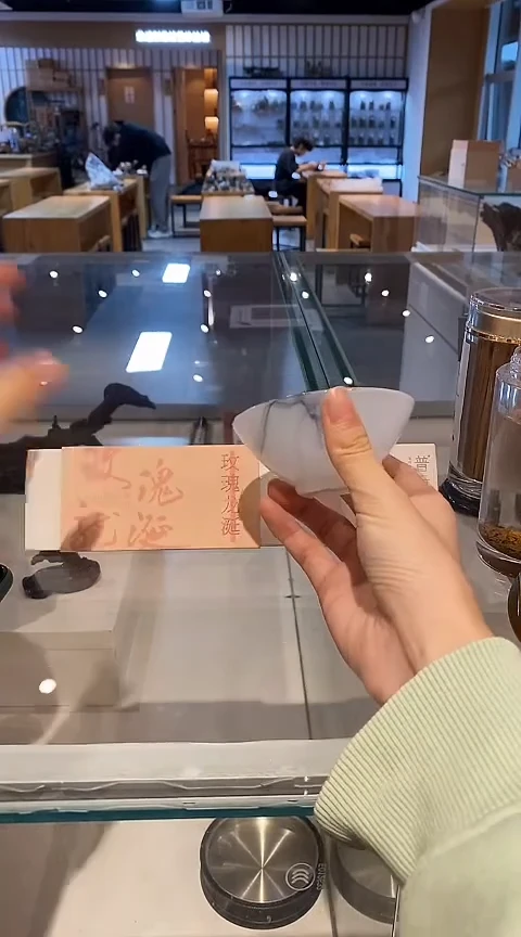 1玫瑰龙涎30克*2+白玉香插+水墨琉璃茶杯型香拖