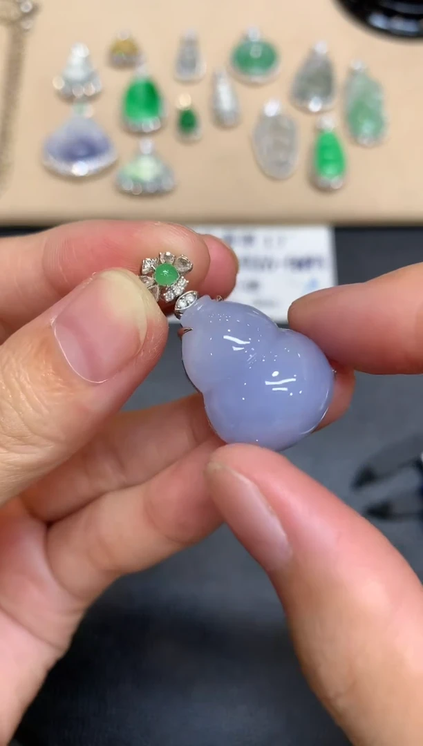 颈饰18K金镶嵌翡翠葫芦【无服务费