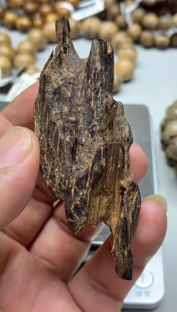 沉香吊坠莱特随型沉水吊坠多样性发其一