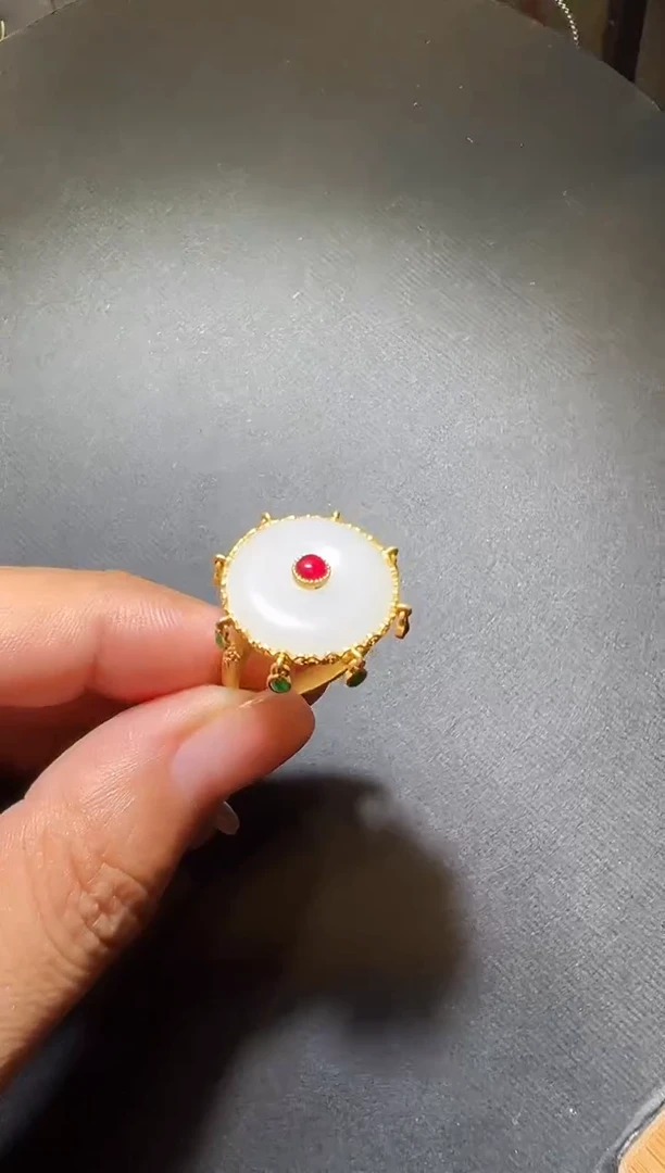 和田玉戒指18K金镶嵌和田圆牌戒指