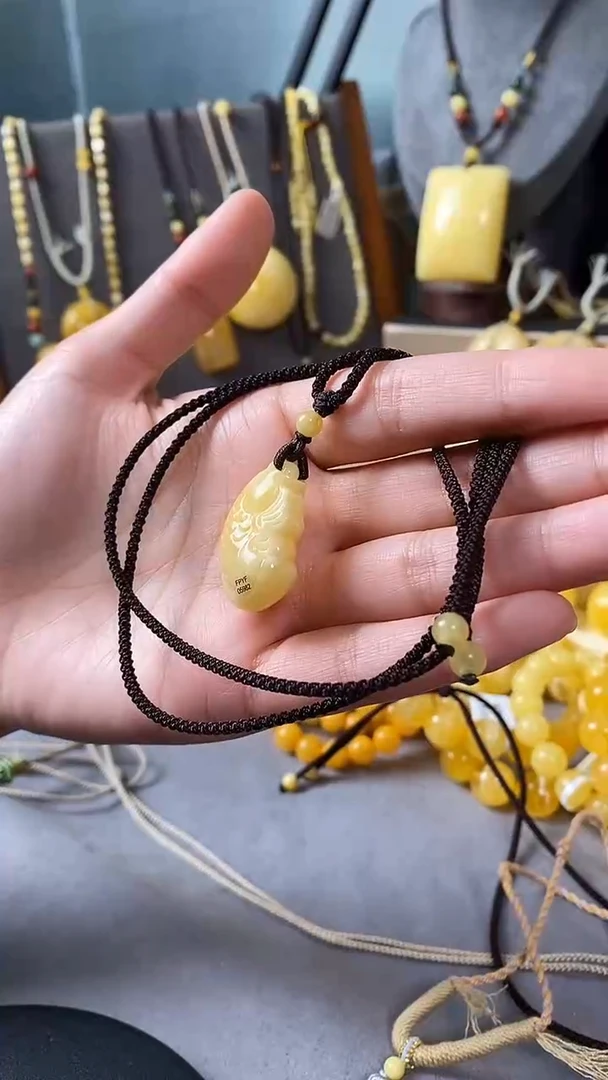 裸石琥珀未镶嵌小鱼吊坠