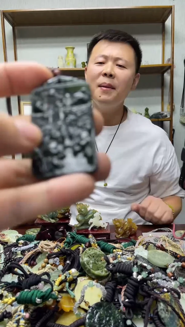 未镶嵌岫玉吊坠`